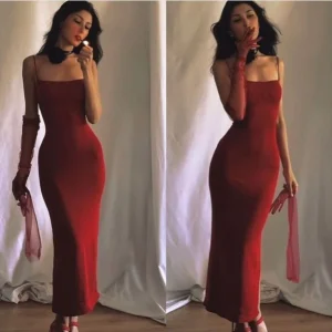 Bordeauxrode satijnen zeemeerminjurk met spaghettibandjes en ingebouwde bh voor een galafeest.