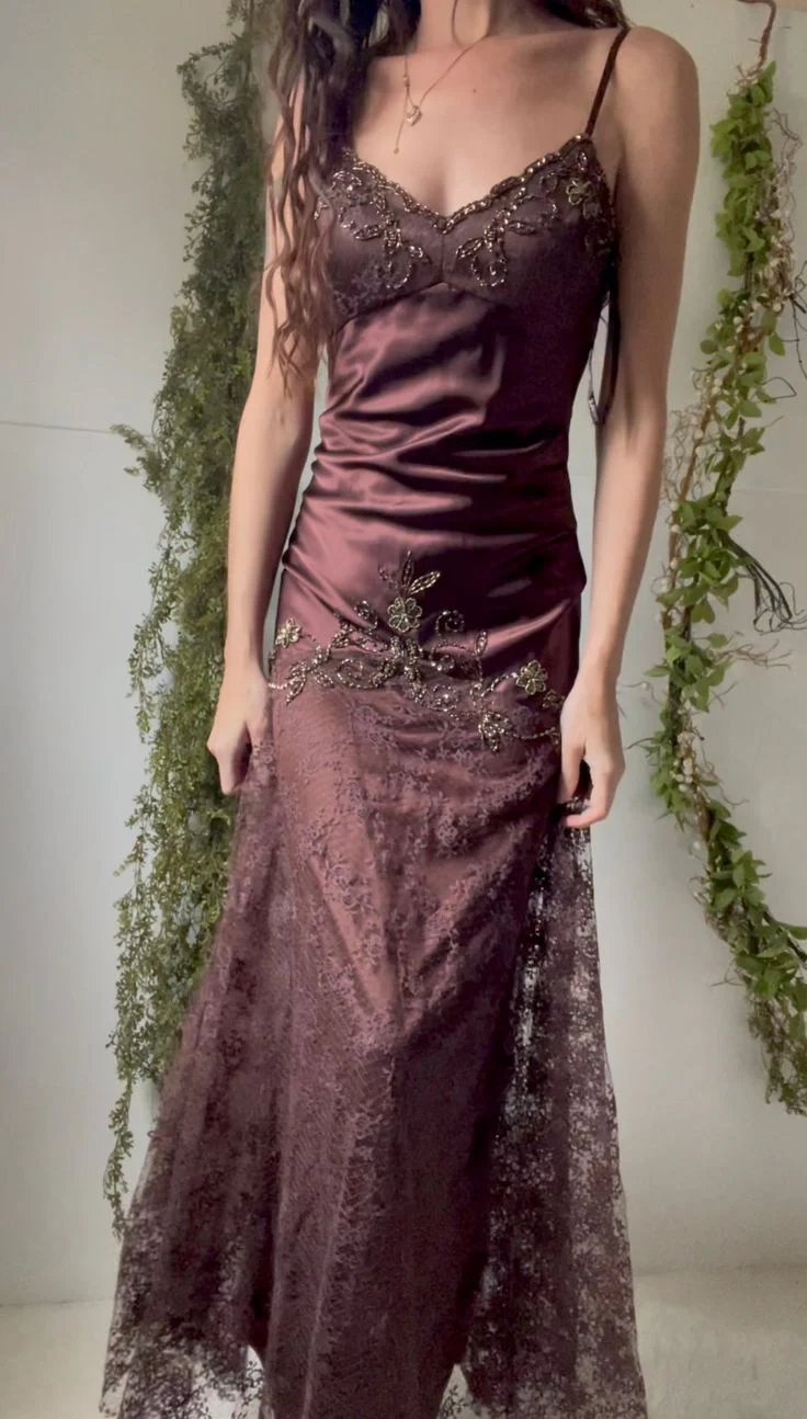 Vintage Purple Evening Dress with Elegant Flower Accents and Details - Afbeelding 2