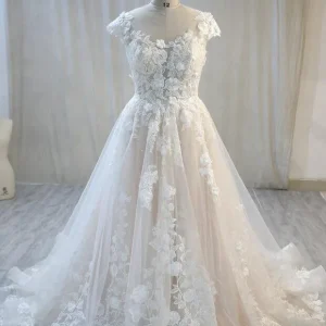 Elegant A-Line Bateau Backless Floor-Length Wedding Gown with Lace Tulle Appliques