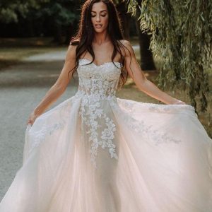 Romantic Backless A-Line Floor-Length Wedding Gown with Sweetheart Lace Bodice