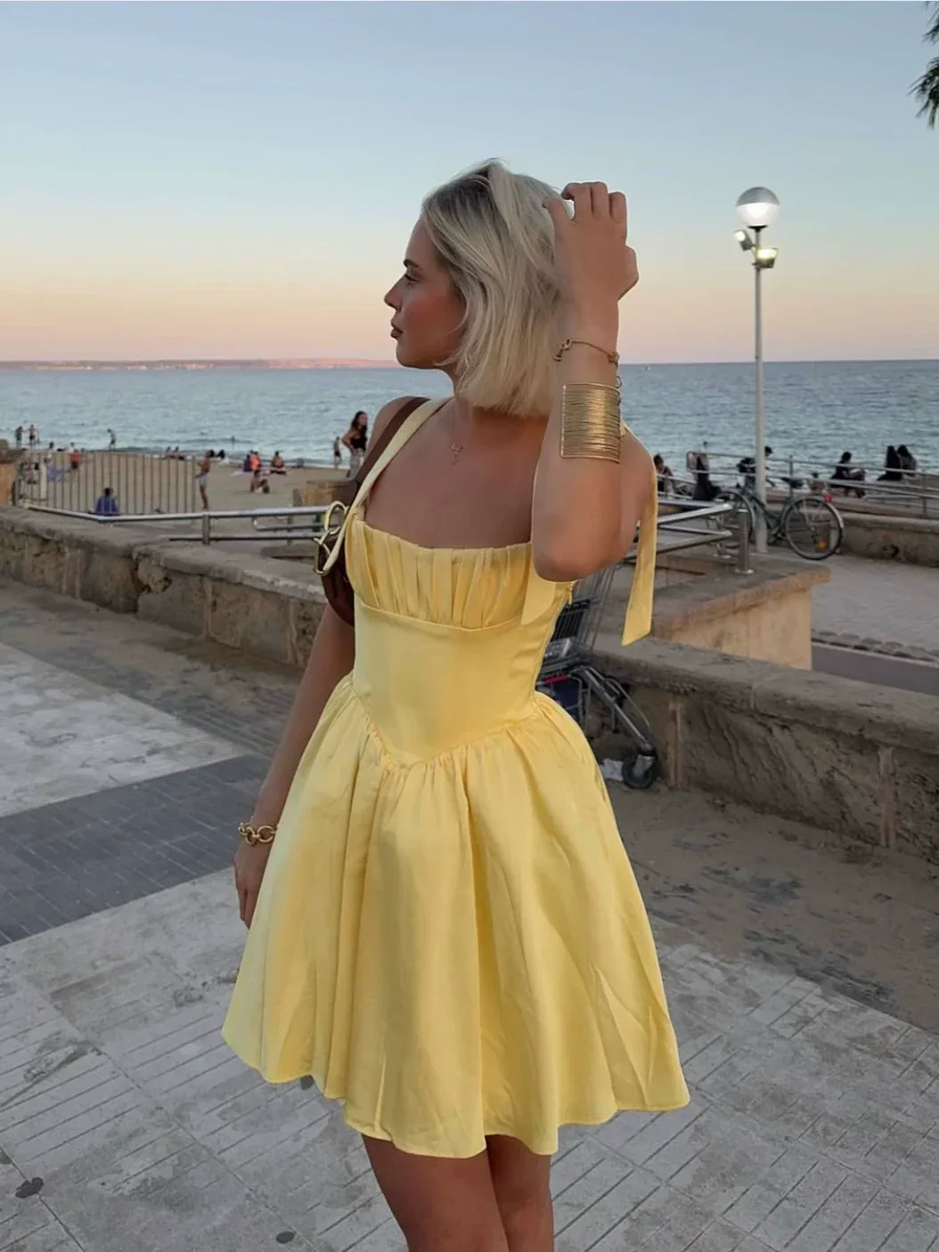 Gele satijnen A-lijn homecomingjurk met strikband en vetersluiting - Afbeelding 5