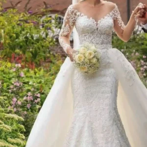 Elegant Mermaid Off-Shoulder Lace Wedding Gown with Long Sleeves and Watteau Train