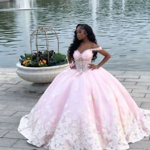 A-lijn roze off-shoulder Quinceañera tule baljurk
