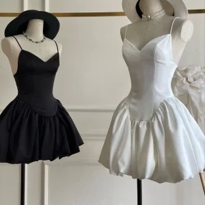 Korte satijnen A-lijn feestjurk met ingebouwde bh en spaghettibandjes