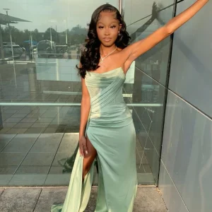 Groene satijnen zeemeermin maxi-jurk met zijsplit en ingebouwde bh