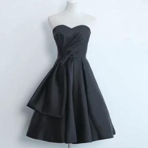 Korte satijnen galajurk met schattige hartvorm en vetersluiting op de rug