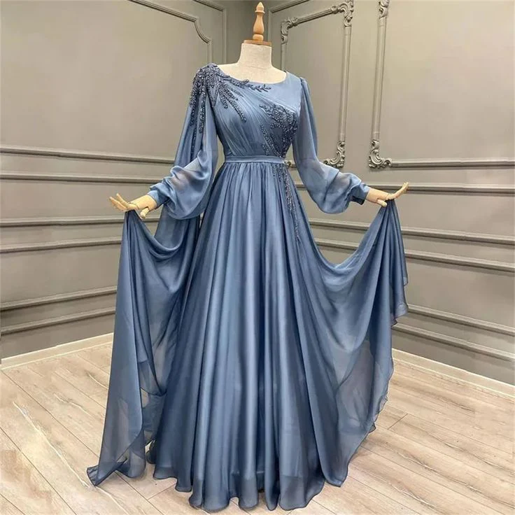 Elegante blauwe chiffon avondjurk met versierde lange mouwen - Afbeelding 4