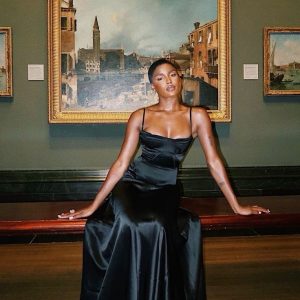 Zwarte satijnen mouwloze galajurk met ingebouwde bh en rits