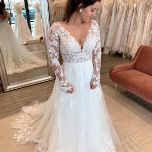 A-Line Long Sleeve Lace Wedding Dress Tulle V-Neck Zippered Back