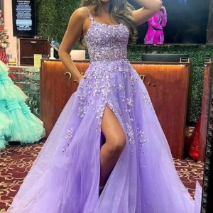 Glanzende paarse kanten lange galajurk met hoge split