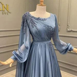 Elegante blauwe chiffon avondjurk met versierde lange mouwen