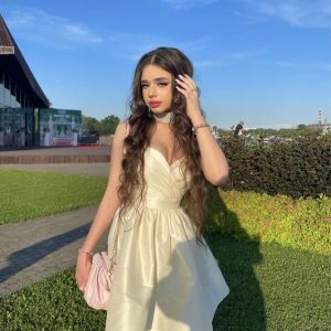 Ivoorkleurige satijnen korte galajurk, mouwloos, cocktailjurk met rits