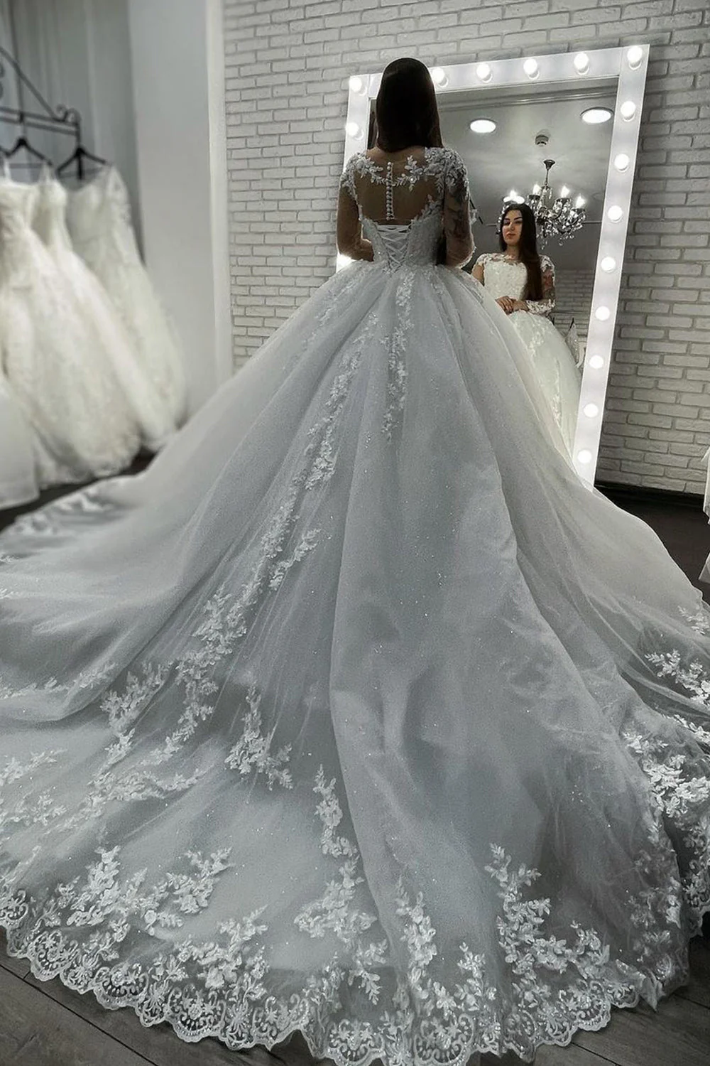 Sheer Tulle Ball Gown Wedding Dress with Long Sleeves Appliques - Afbeelding 5