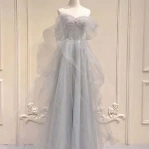 Zwierige lichtgrijze strapless maxi boho galajurk