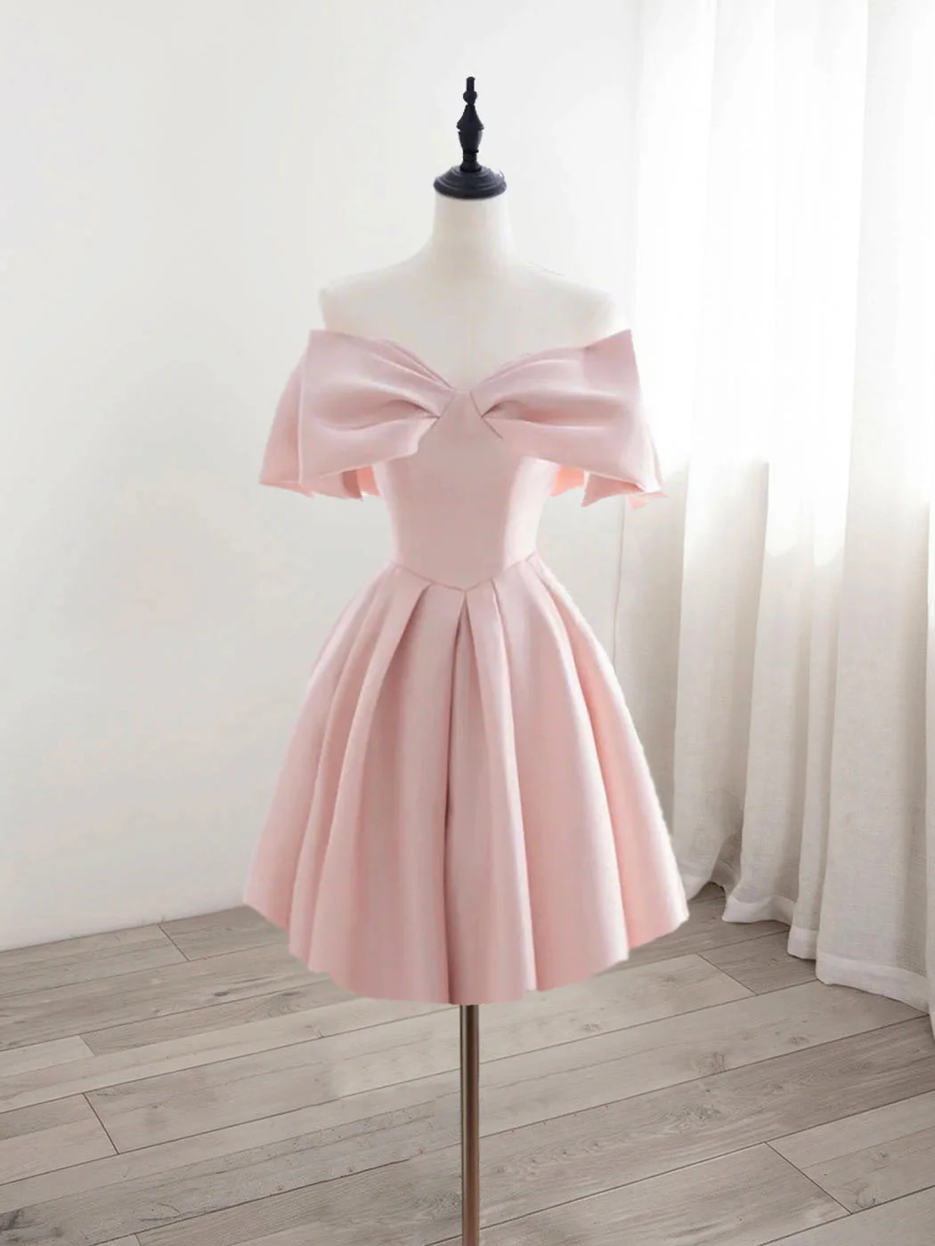 Adorable Pink Satin Short Homecoming Dress Graduation Dress with Big Bow Front - Afbeelding 2