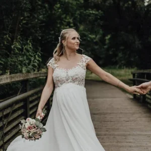 Elegant A-Line Sleeveless Chiffon Wedding Dress with Appliques and Lace