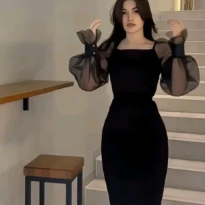 Charmante zwarte galajurk met vierkante halslijn, lange mouwen en zijsplit