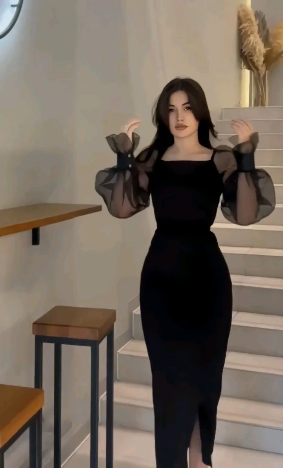 Charmante zwarte galajurk met vierkante halslijn, lange mouwen en zijsplit - Afbeelding 2