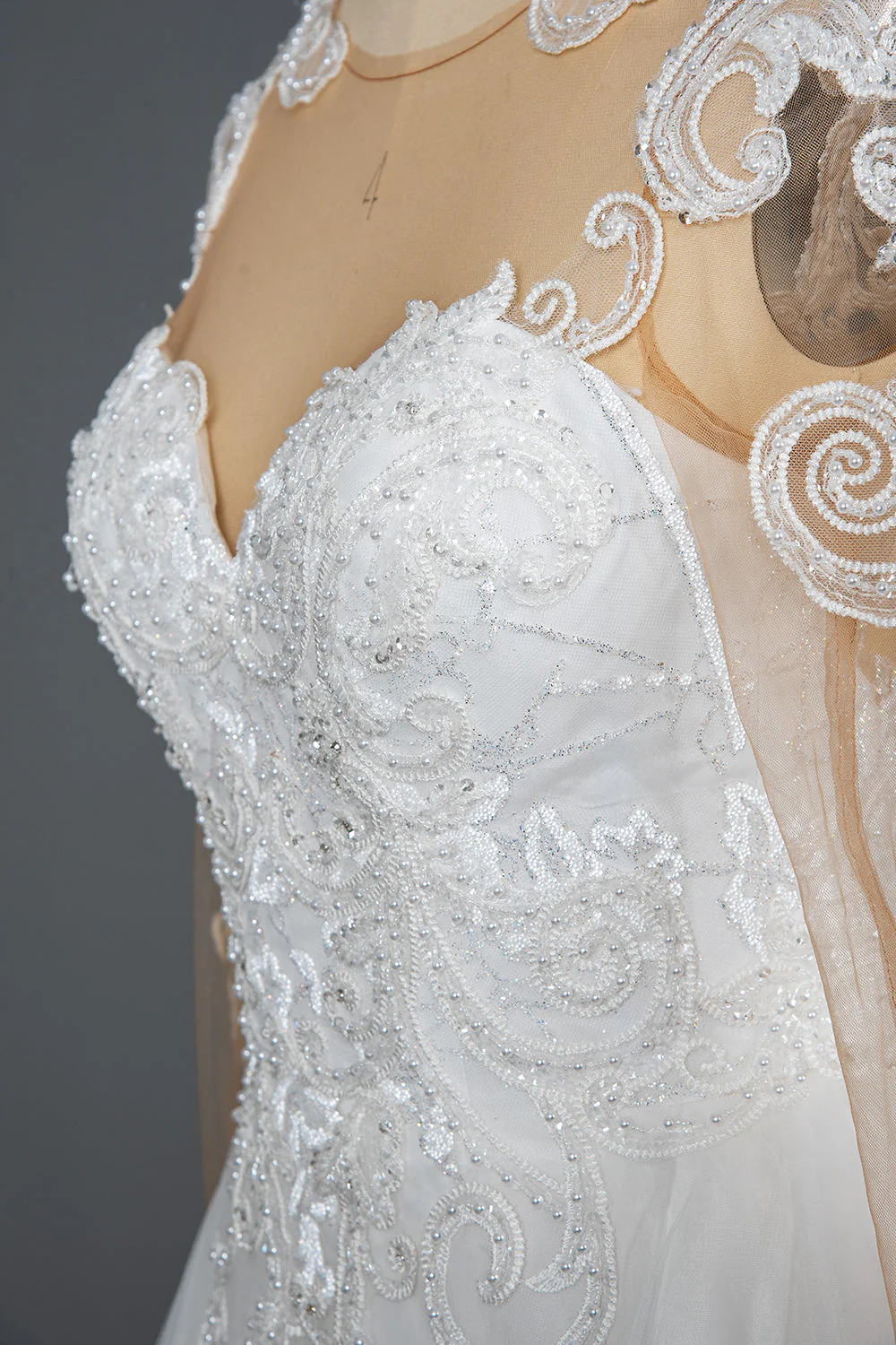 A-Line V-Neck Hi-Lo Wedding Dress with Ruffles, Tulle and Appliques - Afbeelding 7