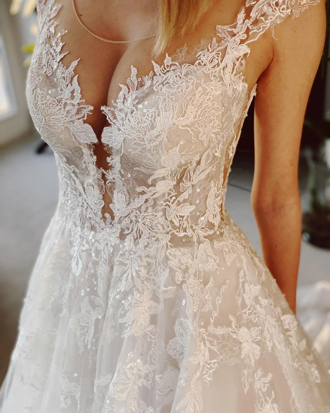 Short A-Line Jewel Wedding Dress with Delicate Lace Appliqués Elegant Design - Afbeelding 5