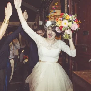 Betaalbare kanten trouwjurk met ronde hals, theelengte in landelijke stijl en 3/4 mouwen