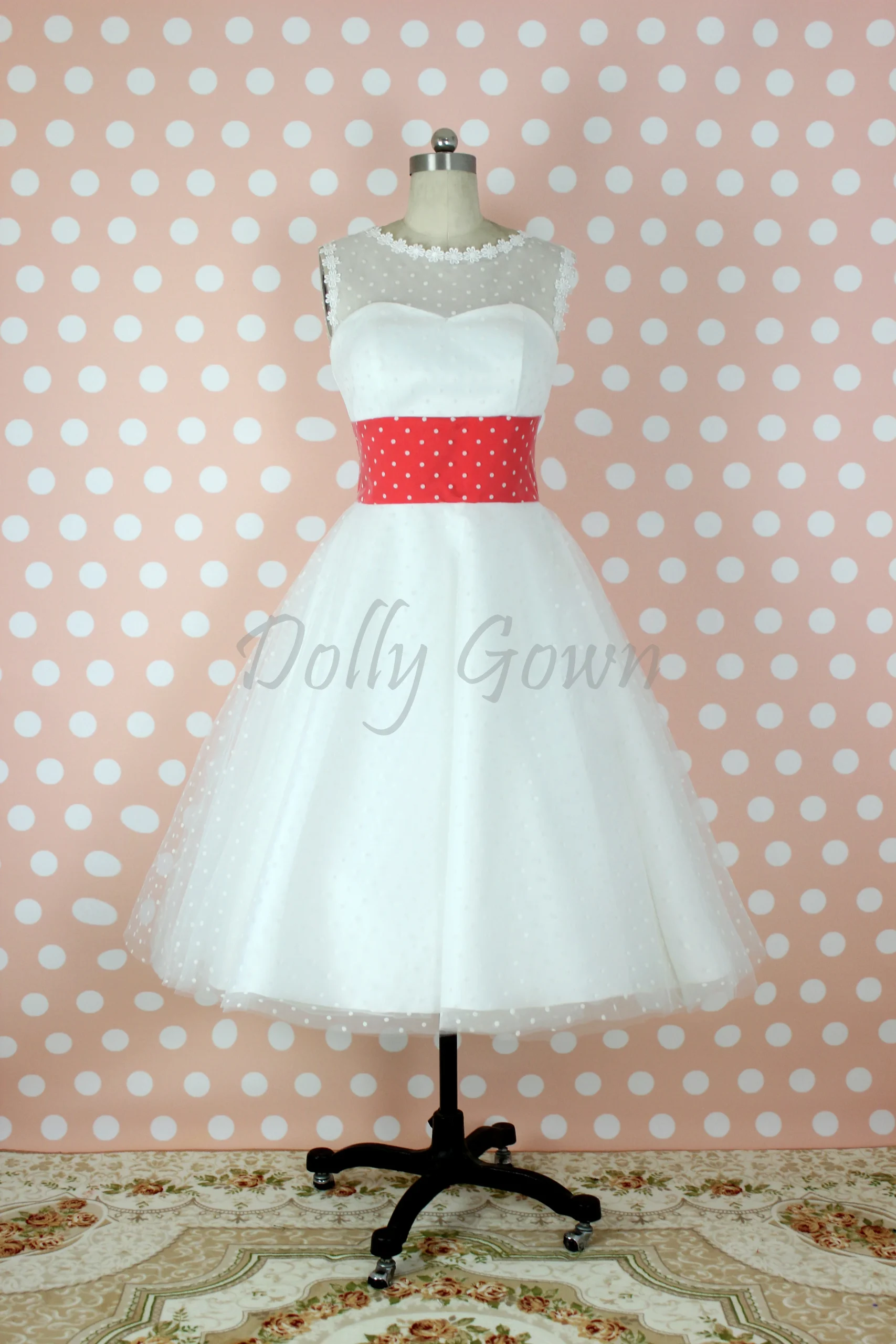 Bateau Polka Dots jaren '50 stijl theelengte trouwjurk met rood taillepaneel - Afbeelding 3