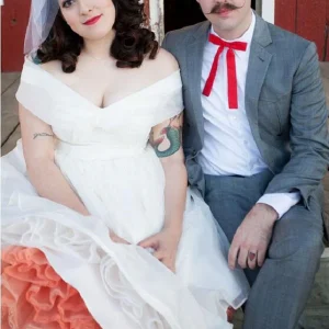 Adembenemende uit de schouder organza jaren 1950 vintage korte trouwjurk