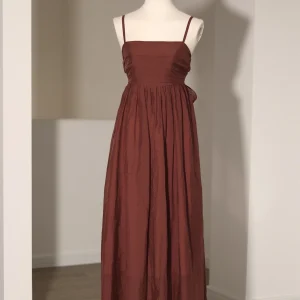 Bordeauxrode casual zomer maxi-jurk met strik op de rug