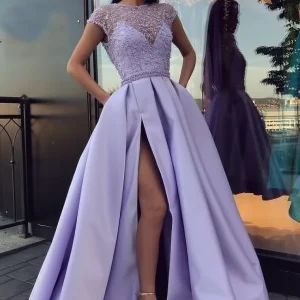 2024 Galajurk met kapmouwtjes, juweelhals, zijsplitten en lijfje met kralen