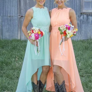 Landelijke rustieke hoge lage bruidsmeisjesjurken met cowboylaarzen