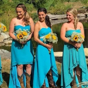 Landelijke Hi-Lo strapless bruidsmeisjesjurk met laarzen