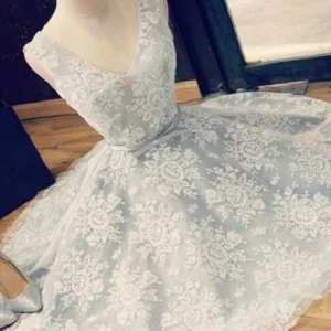 Stoffige lichtblauwe kanten korte homecoming-jurk met V-hals