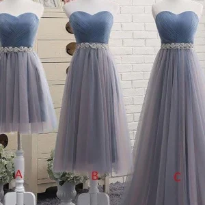 Stoffige blauwe tule strapless galajurk in verschillende lengtes met riem met strasssteentjes