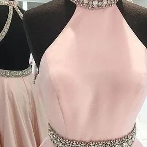 Stoffige roze baljurk met halterhals en satijnen rugloze galajurk met kralen