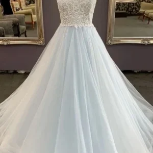 Zwierige kanten top lichtblauwe galajurk met witte tule overlay