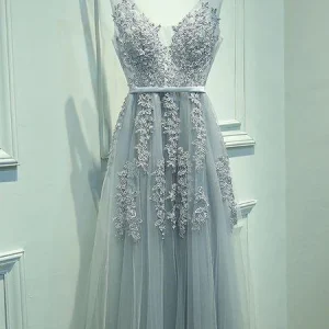 Grijze lange V-hals A-lijn kanten tule galajurk