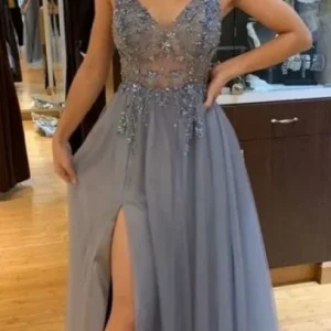 Grijze doorzichtige galajurk met zijsplit