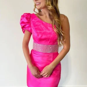 Felroze homecoming-jurk met één schouder en taille met kralen