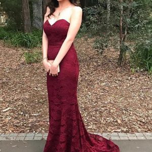 Bordeauxrode strapless kanten zeemeerminformele jurk met hofsleep