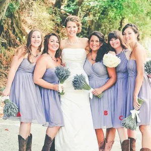 Lavendel chiffon korte bruidsmeisjesjurken met ruches en laarzen