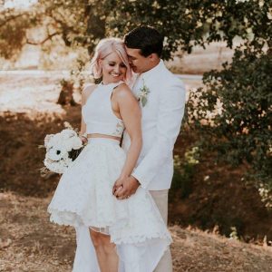 Moderne halter tweedelige bruidsjurk met gescheiden trouwjurk en kanten hi-lo rok