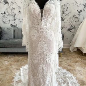 Bescheiden trouwjurk met lange mouwen en kanten schede