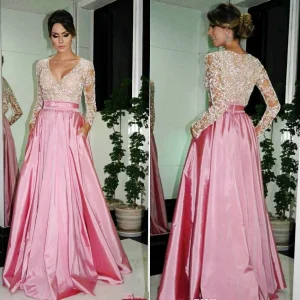 Bescheiden roze doorzichtige lange galajurk met mouwen