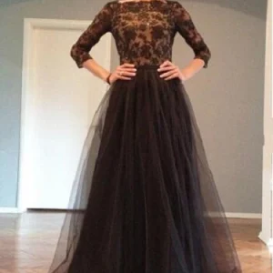 Zwarte galajurk, kanten top, tule galajurk met mouwen
