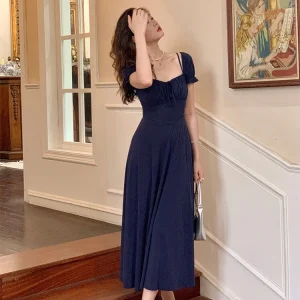 Marineblauwe zomerjurk met vierkante hals en korte mouwen