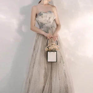 Nieuwe collectie stoffige strapless lichte galajurk