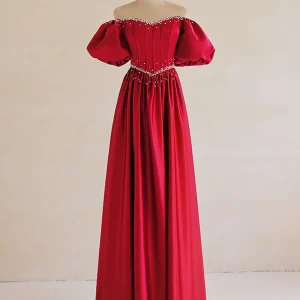 Rode satijnen lange avondjurk met lage taille en bubbelmouwen