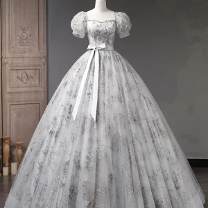 Zilvergrijze kanten baljurk met vierkante halslijn en korte mouwen