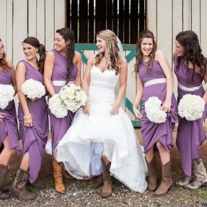Paarse chiffon lange bruidsmeisjesjurk in landelijke stijl met één schouder en laarzen