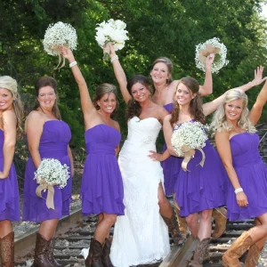 Paarse korte chiffon bruidsmeisjesjurken met cowboylaarzen